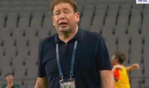 人麻了！申花后场送大礼被扳平，斯卢茨基面色赤红都快哭了！