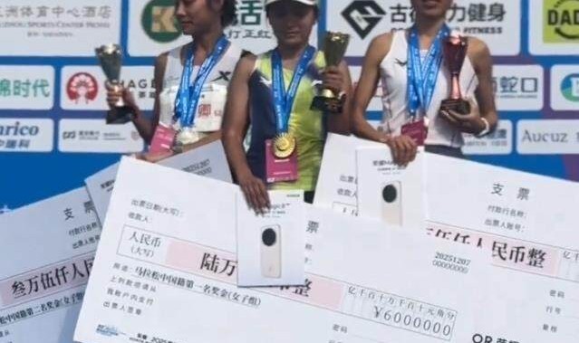 “最快女护士”张水华深圳马拉松再登领奖台，近50天5次参赛，获得超20万元奖金